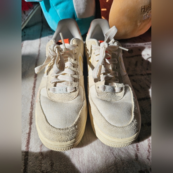 The Nike Women’s Air Force 1 ‘07 ‘Peace’ size 6 gently used. - Picture 4 of 7